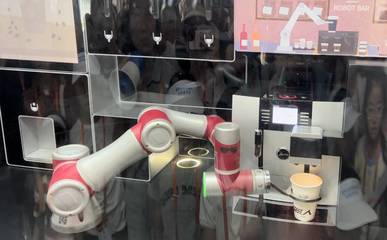 走進成都大運村 科技產品為大賽注入便利和魅力